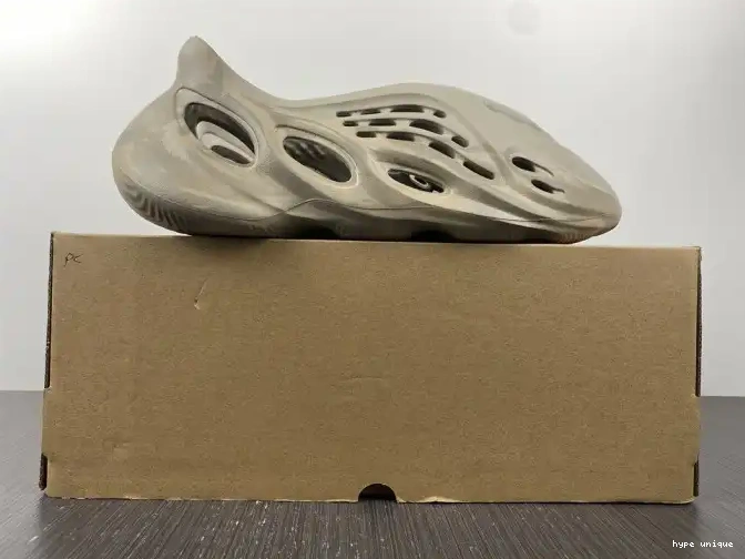 hype Stone RNNR Sage Adidas Foam Yeezy GX4472 0511
